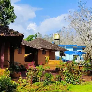  Farm stay Kudil Mud Cottages, Cheemeni